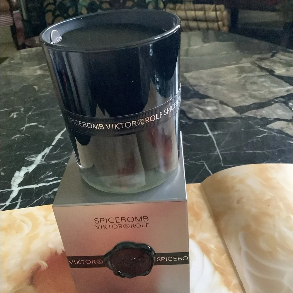 New in box viktor&rolf bougee spicebomb mens candle 5.82 oz large size